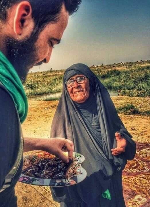 SyedaFatemahuda's tweet photo. She only had dates, so she served them to the pilgrims of Imam Hussain ع ❤️

#Arbaeen2025 https://t.co/bfanv1Lr9j