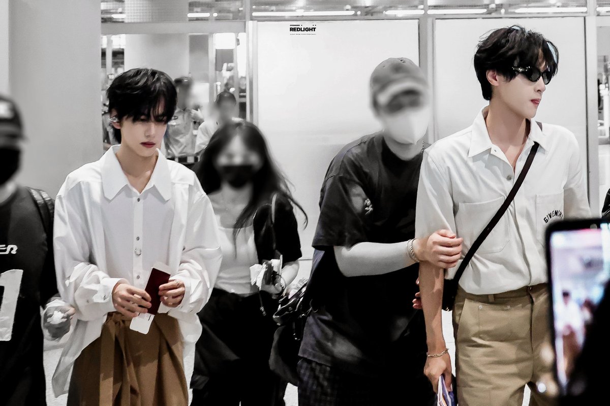 KKhankluay's tweet photo. คู่วายที่แบบไม่ใช่วงเดียวกัน จะหาโมเม้นแบบนี้ยากมากๆๆ น้อยมากที่จะไปพร้อมกัน เสิร์ฟแฟนคลับขนาดนี้ เติบโตไปพร้อมกันเรื่อยๆนะลูก 
#WelcomeZhanChengtoBKK
#ZhanXuanxLiuXuanchenginBangkok 
#ZhanXuan #LiuXuanCheng
#เมืองไทยมีจ่านเฉิงแล้ว
#จ่านเฉิงสนิทกันเกิน https://t.co/5kNfCLxkIj