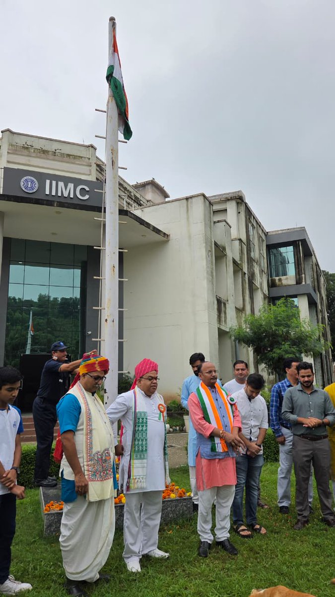 IIMC_India's tweet image. 🇮🇳 @iimcjammu marked #IndependenceDay with patriotic fervour as the #tricolour was proudly hoisted by RD, Dr. Dilip Kumar. The ceremony saw enthusiastic participation from faculty, staff &amp;amp; students, who gathered to honour the nation’s spirit &amp;amp; reflect on the values that unite us.