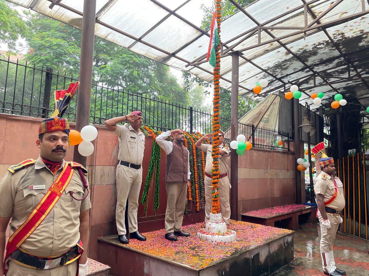 DMCentralDelhi's tweet photo. Happy Independence Day 🫡 to everyone.  
Jai Hind. #IndependenceDay2025 #HarGharTiranga2025 https://t.co/WFnbGIq6pI