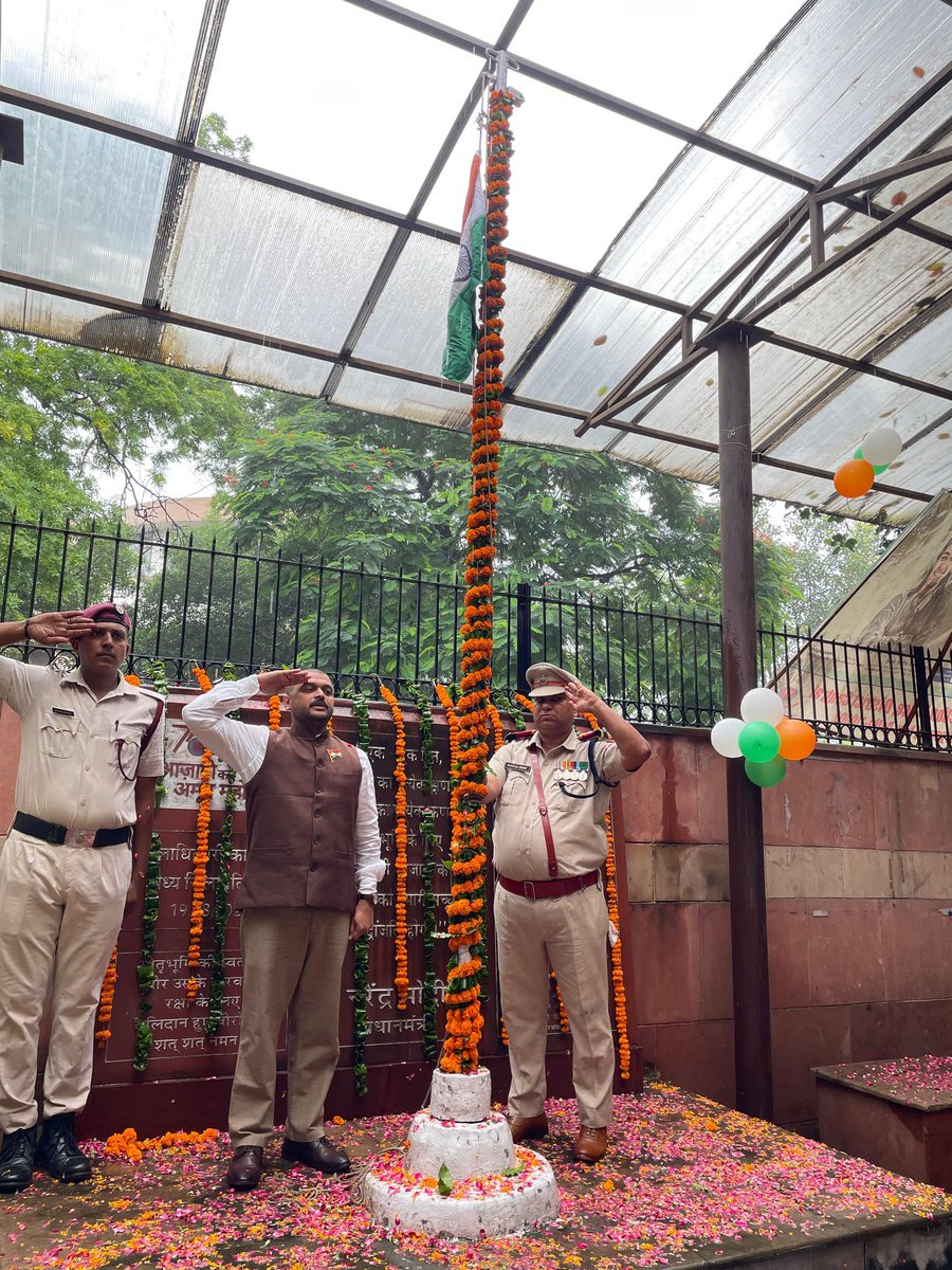 DMCentralDelhi's tweet photo. Happy Independence Day 🫡 to everyone.  
Jai Hind. #IndependenceDay2025 #HarGharTiranga2025 https://t.co/WFnbGIq6pI