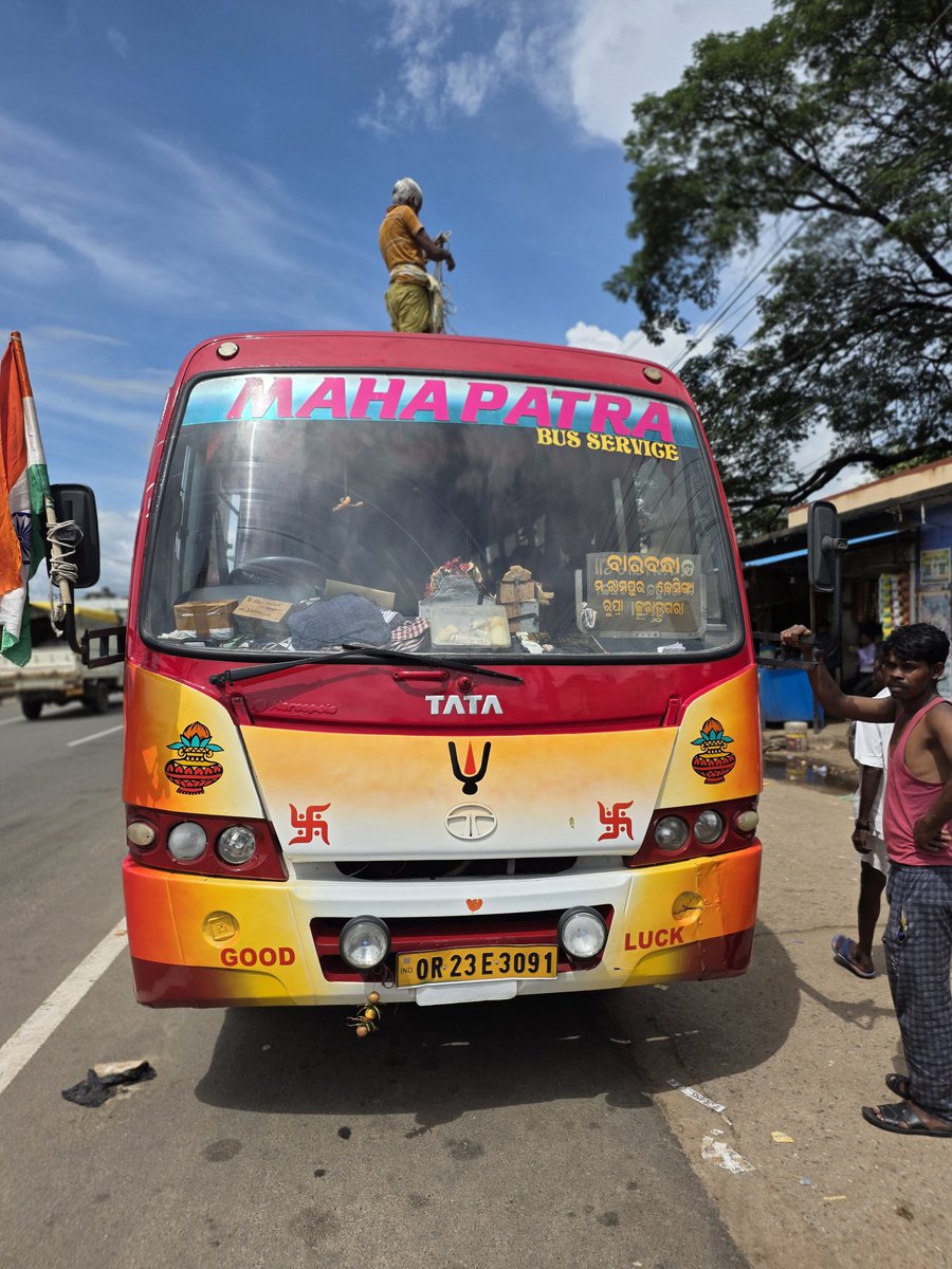 rkaregency's tweet photo. @KldUlb_Kesinga
@KldTah_Kesinga
@spkalahandi 
Infront of Jagannath Square Kesinga, a bus stop on NH causes major jams as buses load/unload on the road. Today, 3 school kids were injured in an accident here. Urgent Request: Shift/close this bus stop for public safety.
#Kesinga https://t.co/dLfUSPRy3M