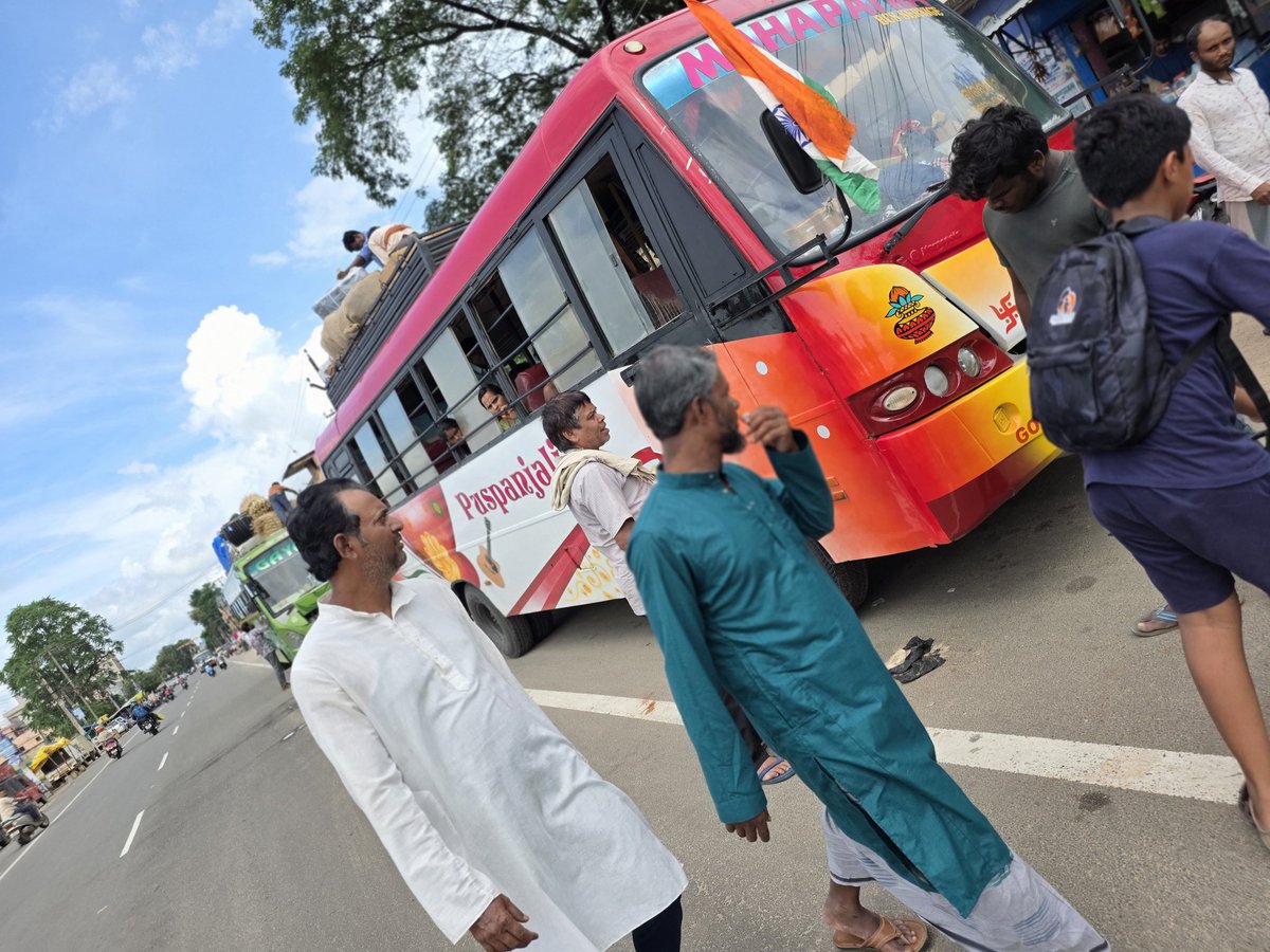 rkaregency's tweet photo. @KldUlb_Kesinga
@KldTah_Kesinga
@spkalahandi 
Infront of Jagannath Square Kesinga, a bus stop on NH causes major jams as buses load/unload on the road. Today, 3 school kids were injured in an accident here. Urgent Request: Shift/close this bus stop for public safety.
#Kesinga https://t.co/dLfUSPRy3M