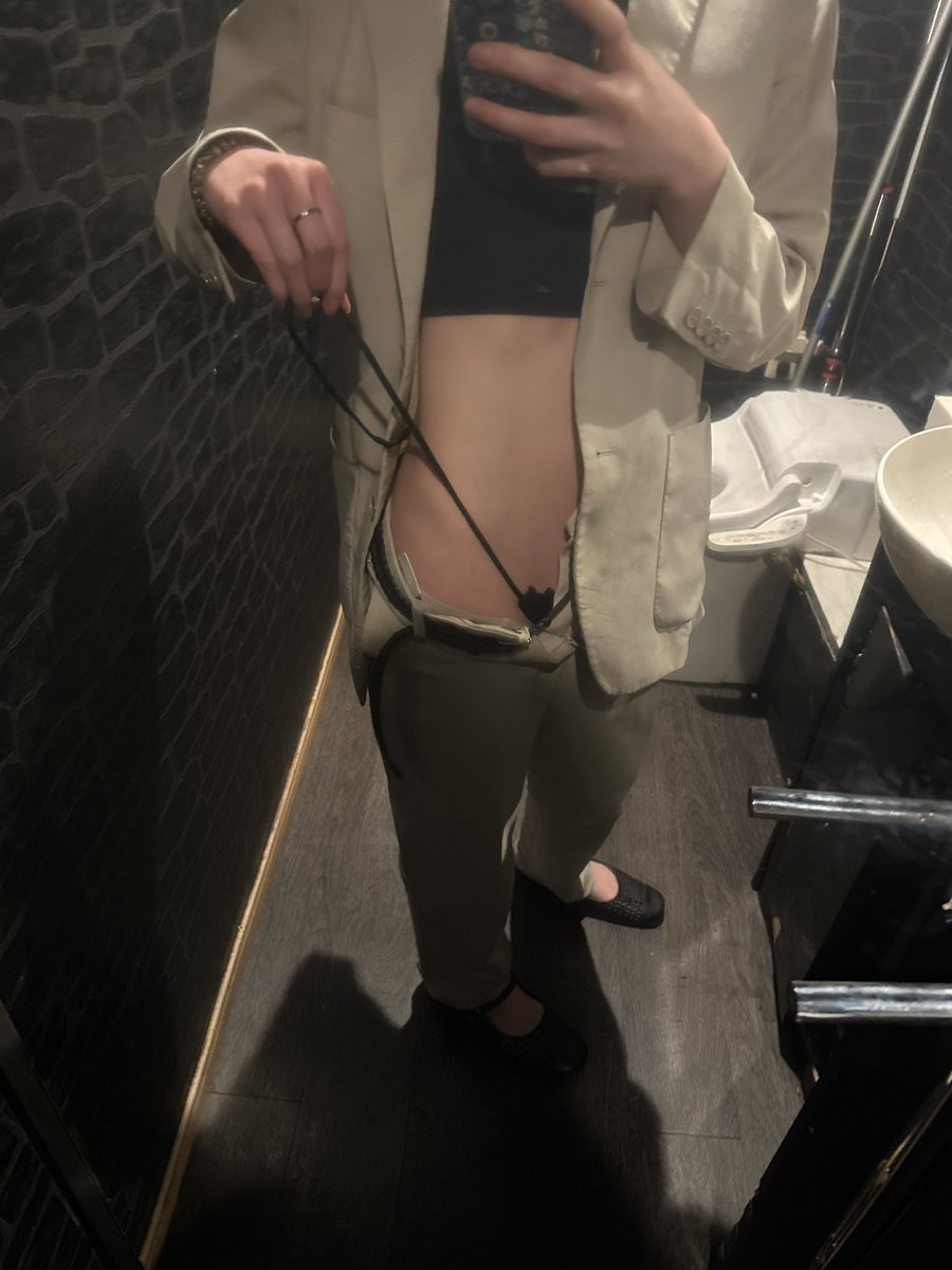 ズボンの中で紐パン解けた