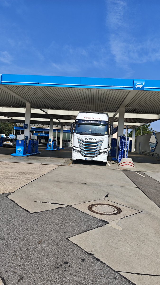 Die Zukunft der Tankstellen ist elektrisch! 🚛⚡ Auf diesem Aral-Standort habe ich meinen LKW geladen – die klassischen Zapfsäulen sind durch moderne Ladesäulen ersetzt worden. Mit Initiativen wie Aral Pulse wird der Übergang zu nachhaltigem Stromladen deutlich. Ein Zeichen