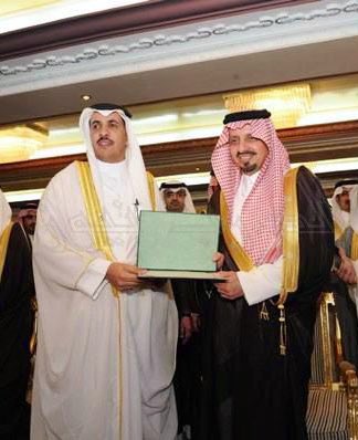 الدكتور عوض بن صالح بن أحمد العمري

مدير تعليم محافظة النماص

قبيلة آل سليمان – قرية آل عطيفة

وُلد في قريته عام 1404هـ، وفيها نشأ وتعلّم وأتم مراحل دراسته الأولى.

المؤهلات العلمية:
•1416هـ: أتم المرحلة الابتدائية في قريته بالمدرسة السعودية بشعف بني عمرو.
•1419هـ: أتم المرحلة