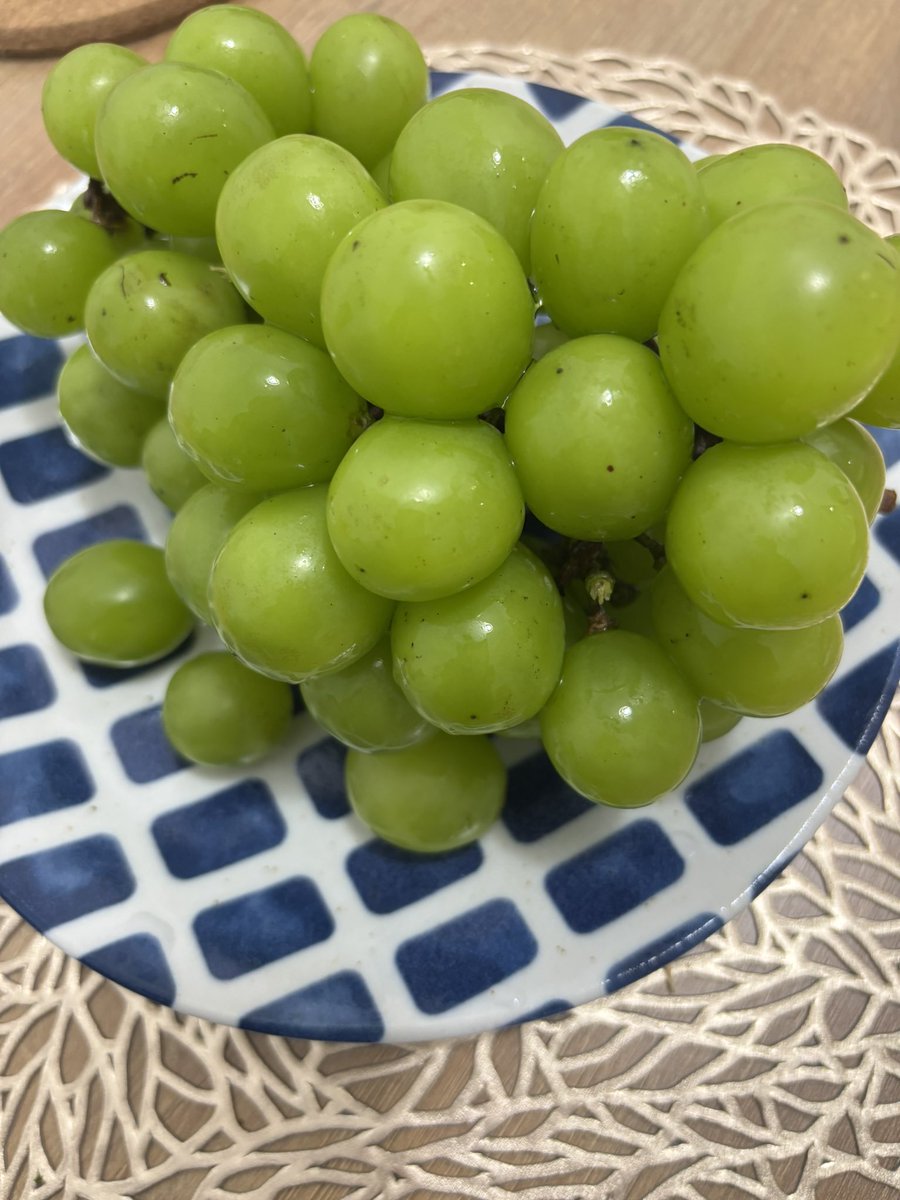 Ёопоонд бол 3000 шахуу иений үнэтэй shine muscat шиг юм тун хямдхан бхаар нь туршиж авч амсаж үзлээ.
 Ямарч амт алга.
 Патентыг хулгайлахдаа зөвхөн үзэгдэх бдлбг л дагадаг бх нь мхн😔