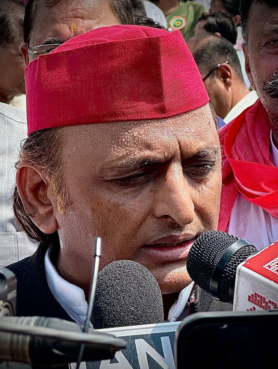 ऐसे ही नहीं लोकसभा में अखिलेश यादव जी ने बीजेपी को उत्तरप्रदेश में हराया,

पसीने को देखिए, ऐसी में बैठकर सरकार नहीं बनती जमीन पर पसीना बहाना पड़ता है,

ये बात अखिलेश यादव जी स्पष्ट रूप से जान गए हैं,

लिख कर दे रही हूं 2027 में प्रचंड बहुमत से उत्तरप्रदेश के मुख्यमंत्री और 2032