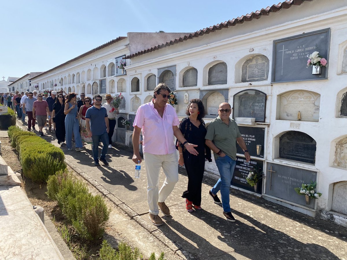 PSOE Badajoz /❤️ (@psoebadajoz) on Twitter photo 🕊 89 años después, seguimos honrando a las víctimas del franquismo en el Cementerio Viejo de #Badajoz.
Las palabras de <a href="/silgoncha/">Silvia González /♥️</a> y Paco Cerrato han recordado con emoción aquellos días, a aquella gente, su dolor y a nuestra ciudad
Memoria, justicia y dignidad, siempre. 🕊 89 años después, seguimos honrando a las víctimas del franquismo en el Cementerio Viejo de #Badajoz.
Las palabras de <a href="/silgoncha/">Silvia González /♥️</a> y Paco Cerrato han recordado con emoción aquellos días, a aquella gente, su dolor y a nuestra ciudad
Memoria, justicia y dignidad, siempre.