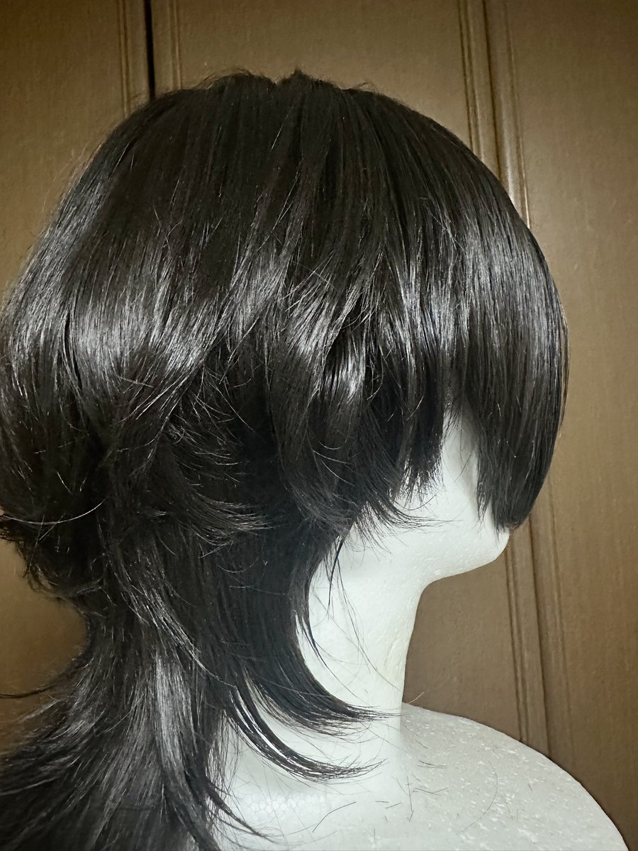 ウィッグ綺麗にしたー！！写真だとあまり髪の流れが映ってないけど、ふわっと軽い感じ目指してみた……
しかしウィッグだと横から前髪にかけて重いんだよなぁ。もっと薄く作りたいんだけど。もっと元のウィッグの毛を切り落としても良いのか。
フロントレースつける関係で解体も難しいし。うーん……