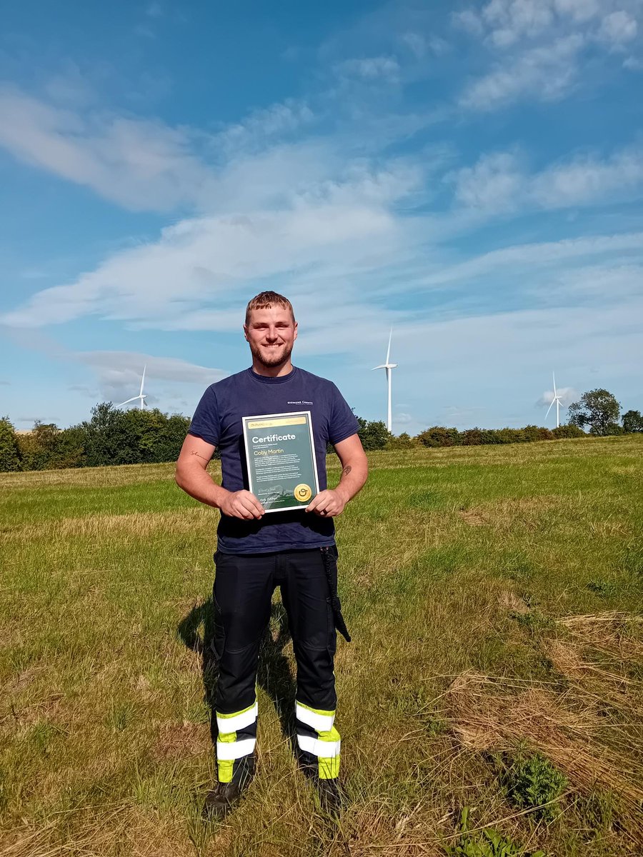 🏆 Celebrating our site safety champions 🛠️ 

As part of our ongoing commitment to health and safety, Roby Martin was recently presented with a certificate recognising his proactive approach and commitment to safety at Moor House Wind Farm💛👏 
<a href="/SafetyOnTweets/">SafetyOn</a>