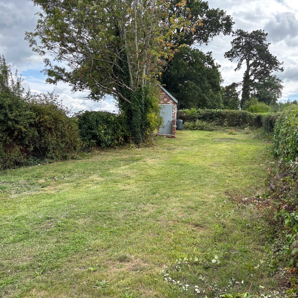 TO RENT - Llanover, Abergavenny
⠀⠀
👉 2 bedroom cottage
👉 Situated on the fringe of Llanover village
👉 Overlooking farmland to the rear
👉 Off-road parking

£1,000 pcm

EPC Rating - E. Council Tax Band - F. Deposit £1,154.00.00.

01873 859237  📞

bit.ly/3Jiuxs6