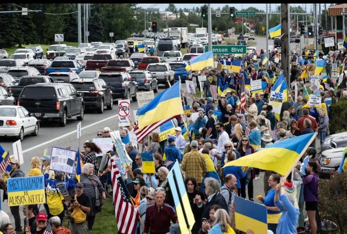 g900ap's tweet image. The people in Anchorage greeted Putin with Ukrainian flags and called him a war criminal. Heart warming, amazing prople