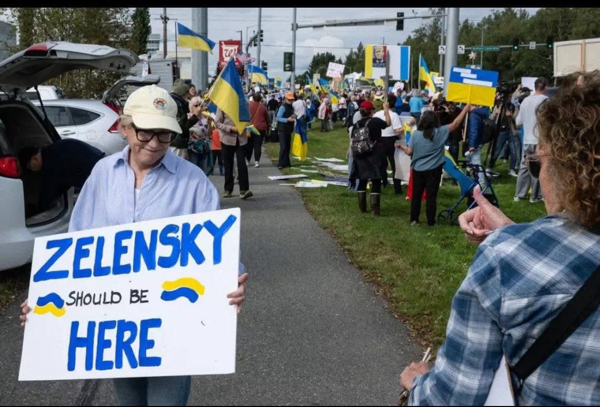 g900ap's tweet image. The people in Anchorage greeted Putin with Ukrainian flags and called him a war criminal. Heart warming, amazing prople
