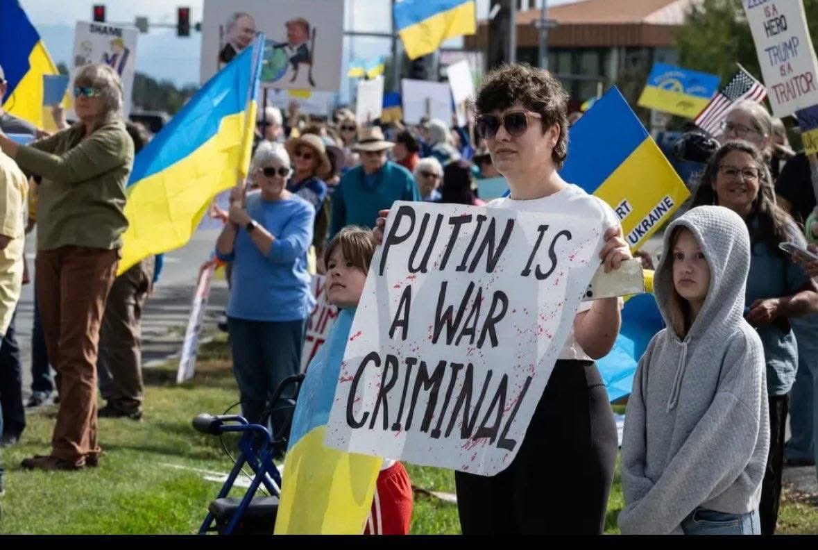 g900ap's tweet image. The people in Anchorage greeted Putin with Ukrainian flags and called him a war criminal. Heart warming, amazing prople