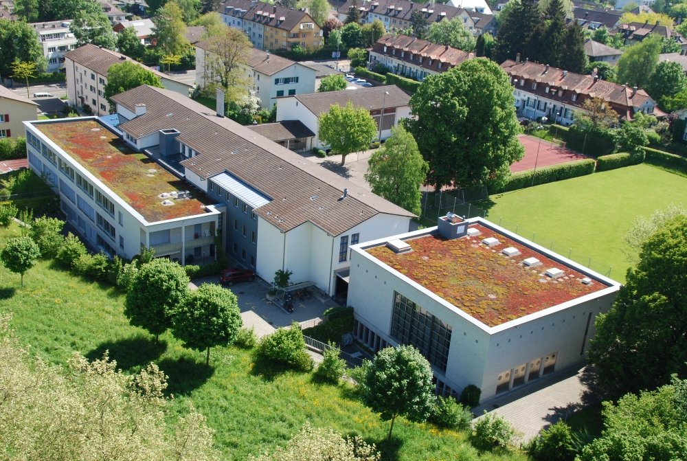 Der Neubau für die Schule Morillon ist durch Einsprachen blockiert. Damit die Gemeinde den dringend benötigten zusätzlichen Schulraum dennoch rechtzeitig zur Verfügung stellen kann, zügelt die Bibliothek vorübergehend ins Zentrum von Wabern. koeniz.ch/id/1018/news/1…