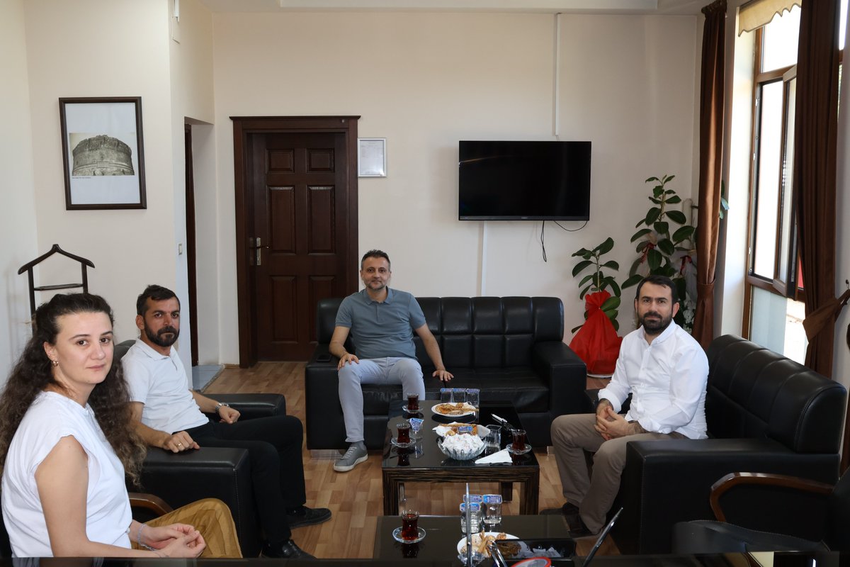 Ceylanpınar Belediyesi Kültür Merkezi Projesine Teknik Destek Sunulacak

Ceylanpınar Belediye Eş Başkanı Uğur Kahraman ile Eş Başkan Yardımcısı Mikail Emen, Birliğimizi ziyaret etti.

Genel Sekreterlik Eş Sözcüleri Azad Özkeskin ve Serap Baş ile görüşen heyet, Ceylanpınar’a inşa
