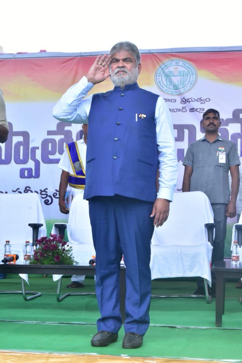 GpkOfficial_'s tweet photo. వికారాబాద్ జిల్లా..
భారతదేశ 79వ స్వాతంత్ర్య దినోత్సవం సందర్భంగా కలెక్టరేట్ ఆవరణలో జరిగిన ఉత్సవాలలో ముఖ్య అతిధిగా పాల్గొని జాతీయ జెండాను ఎగురవేసిన తెలంగాణ రాష్ట్ర శాసనసభాపతి,వికారాబాద్ నియోజకవర్గ శాసనసభ్యులు శ్రీ గడ్డం ప్రసాద్ కుమార్ గారు.

#HappyIndependenceDay #indiafreedom #india #JaiHind #gaddamprasadkumar #Telangana #PrajaPrabhutwam #vikarabad #MLA #AssemblySpeaker