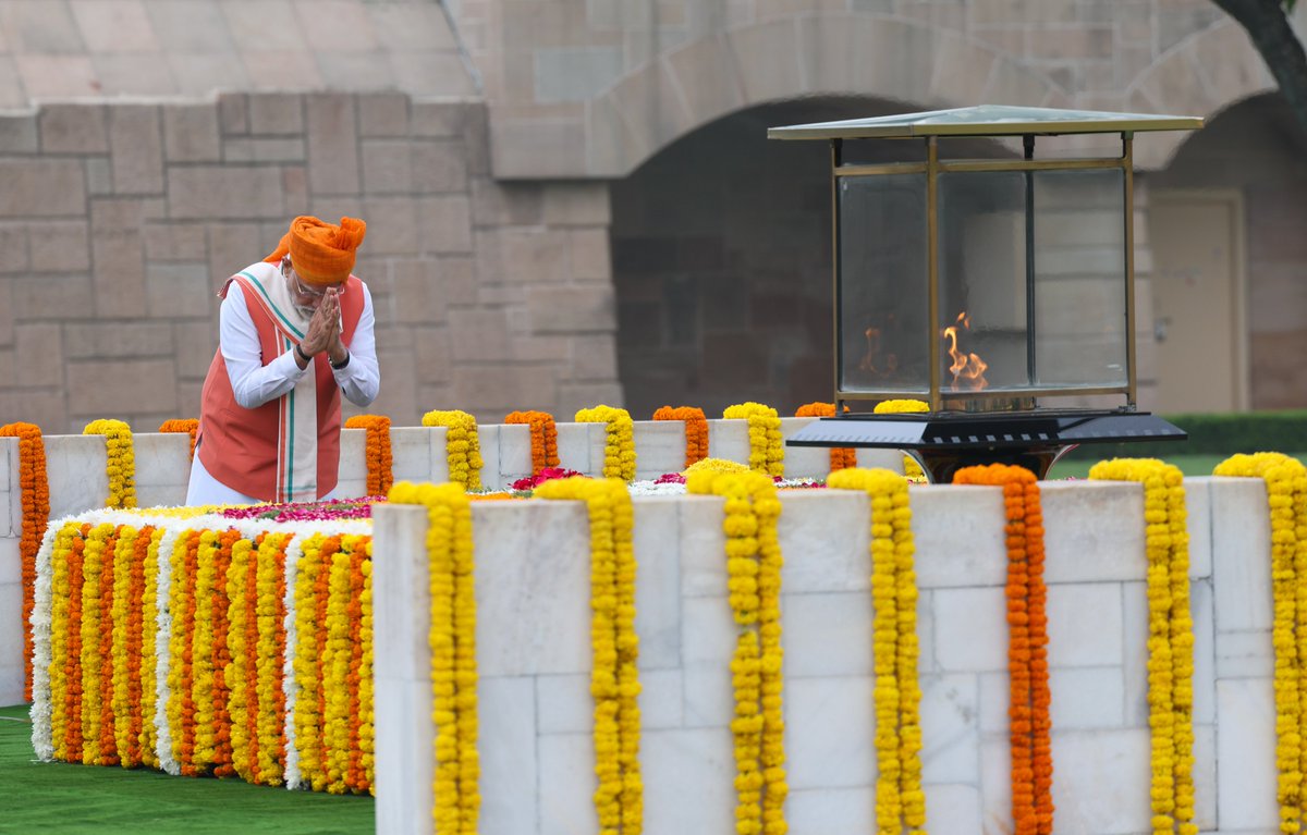 स्वतंत्रता दिवस के पावन अवसर पर राजघाट जाकर पूज्य बापू को श्रद्धांजलि अर्पित की।