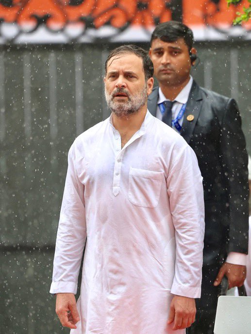 चाय, इश्क और राजनीति। (@chayisquerajnit) on Twitter photo "मोदी जी का लंबा भाषण धुल गया… सिर्फ़ बारिश में राहुल गांधी की ‘जन गण मन’ की गूंज से।"
प्रिय राहुल, <a href="/RahulGandhi/">Rahul Gandhi</a>
आज जब मैंने आपको इंदिरा भवन के आँगन में खड़ा देखा – सफ़ेद कुर्ता भीगता हुआ, माथे से बारिश की बूँदें बहकर ज़मीन में उतरती हुई – तो लगा जैसे यह दृश्य किसी फ़ोटोग्राफ़ "मोदी जी का लंबा भाषण धुल गया… सिर्फ़ बारिश में राहुल गांधी की ‘जन गण मन’ की गूंज से।"
प्रिय राहुल, <a href="/RahulGandhi/">Rahul Gandhi</a>
आज जब मैंने आपको इंदिरा भवन के आँगन में खड़ा देखा – सफ़ेद कुर्ता भीगता हुआ, माथे से बारिश की बूँदें बहकर ज़मीन में उतरती हुई – तो लगा जैसे यह दृश्य किसी फ़ोटोग्राफ़