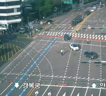 지금 광화문은 중국놈들이 말하는 진공상태임
다 막아두고 이재명 임명 쇼 준비중
우리 가두리 치던놈들도 흔적없이 철수
815 광화문 모습이 아님

이제 광화문 내준 결과를 우리눈으로 확인할 시간만 다가옴
경찰 6000명으로 통제하고
민노총 개딸들 동원해서 하는 쇼

북괴 김일성광장이 따로 없네요