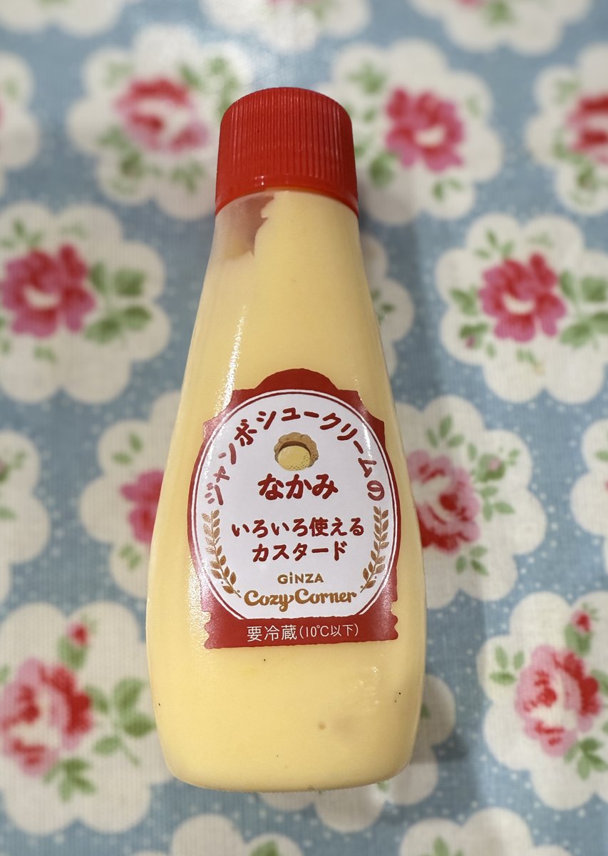 久々にコージーコーナーに行ってケーキを買っていたら「ジャンボシュークリームのなかみ」というものが❣️サイズはマヨネーズの200mlぐらいかな。バニラビーンズの粒粒も見えます。カスタードなので、賞味期限短い（3日ぐらい）フルーツに沿えたり、トーストにぬったりと多才❣️カスタード好きはぜひ🥰
