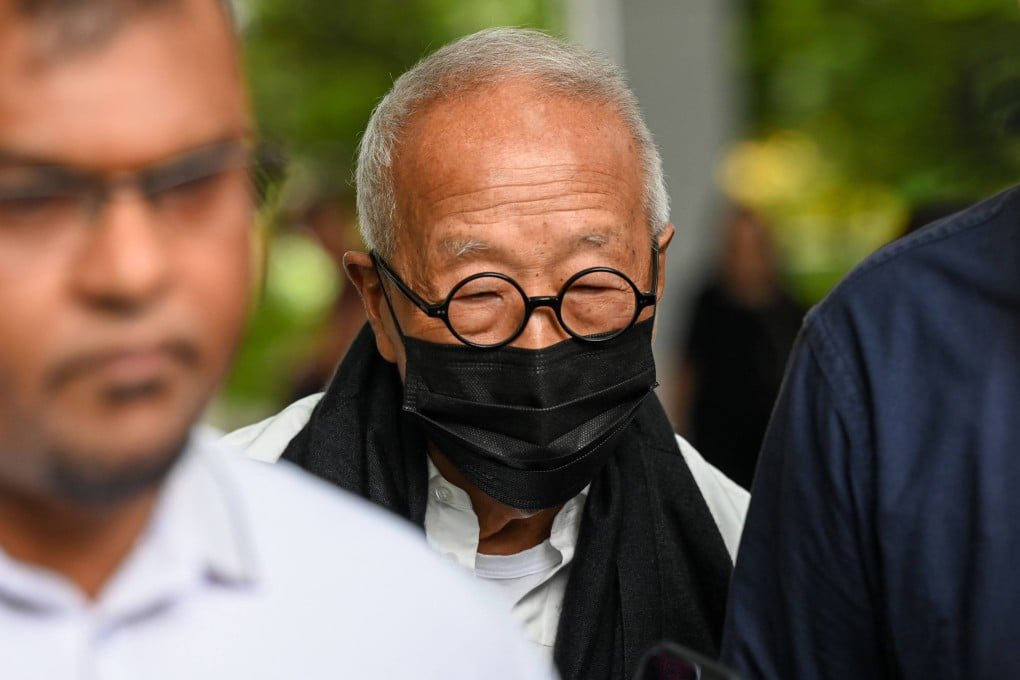 nazribiztalk's tweet photo. Ong Beng Seng, bilionair terkenal Singapura, kena denda maksimum $30,000 sebab bersubahat halang proses keadilan dalam kes melibatkan bekas menteri pengangkutan S. Iswaran. 

Hakim sebenarnya nak bagi dia hukuman penjara 3 bulan, tapi sebab kesihatan dia yang teruk doktor sahkan dia ada kanser yang tak boleh dirawat dan penjara boleh mengancam nyawa hukuman tu ditukar kepada denda.

Hakim cakap ini kes di mana “faktor kemanusiaan” patut menang, jadi mereka pilih untuk bagi peluang pada Ong. Kalau tak kerana masalah kesihatan tu, besar kemungkinan dia dah duduk dalam sel sekarang. Menariknya, Iswaran pula dah pun jalani hukuman 4 bulan penjara untuk kesalahan yang sama.