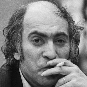 Hoy es viernes y, como todos los viernes, Mikhail lo sabe