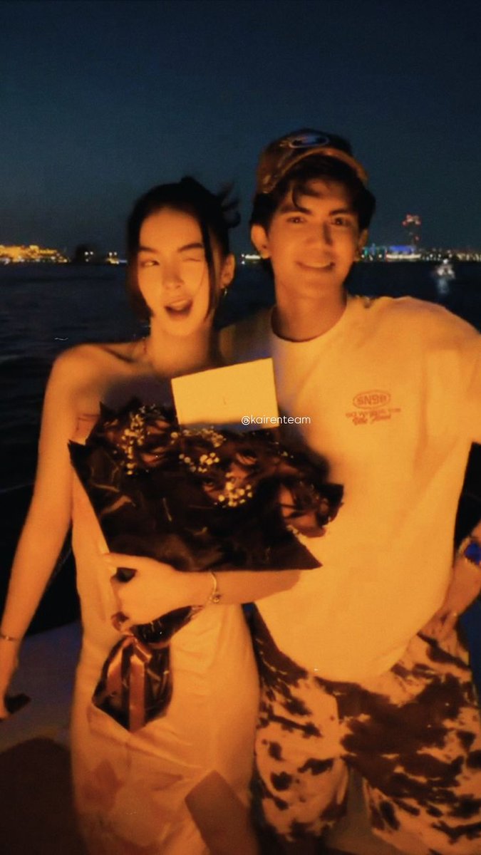 luvkairen's tweet photo. kairen, jhoflo, and bornett everyone 

KAIREN HEARTS AT ONE https://t.co/VVT5cpK1BX