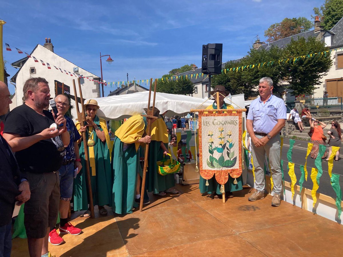 💛 Dans le #Sancy, la gentiane n’est pas qu’une plante : c’est une histoire, un savoir-faire et une fierté partagée !
Fête de la Gentiane à #Picherande 🌿
Entre tradition et créativité : liqueur, confiture, caramel… et même œuvres en sucre !
Bravo aux producteurs et bénévoles 👏