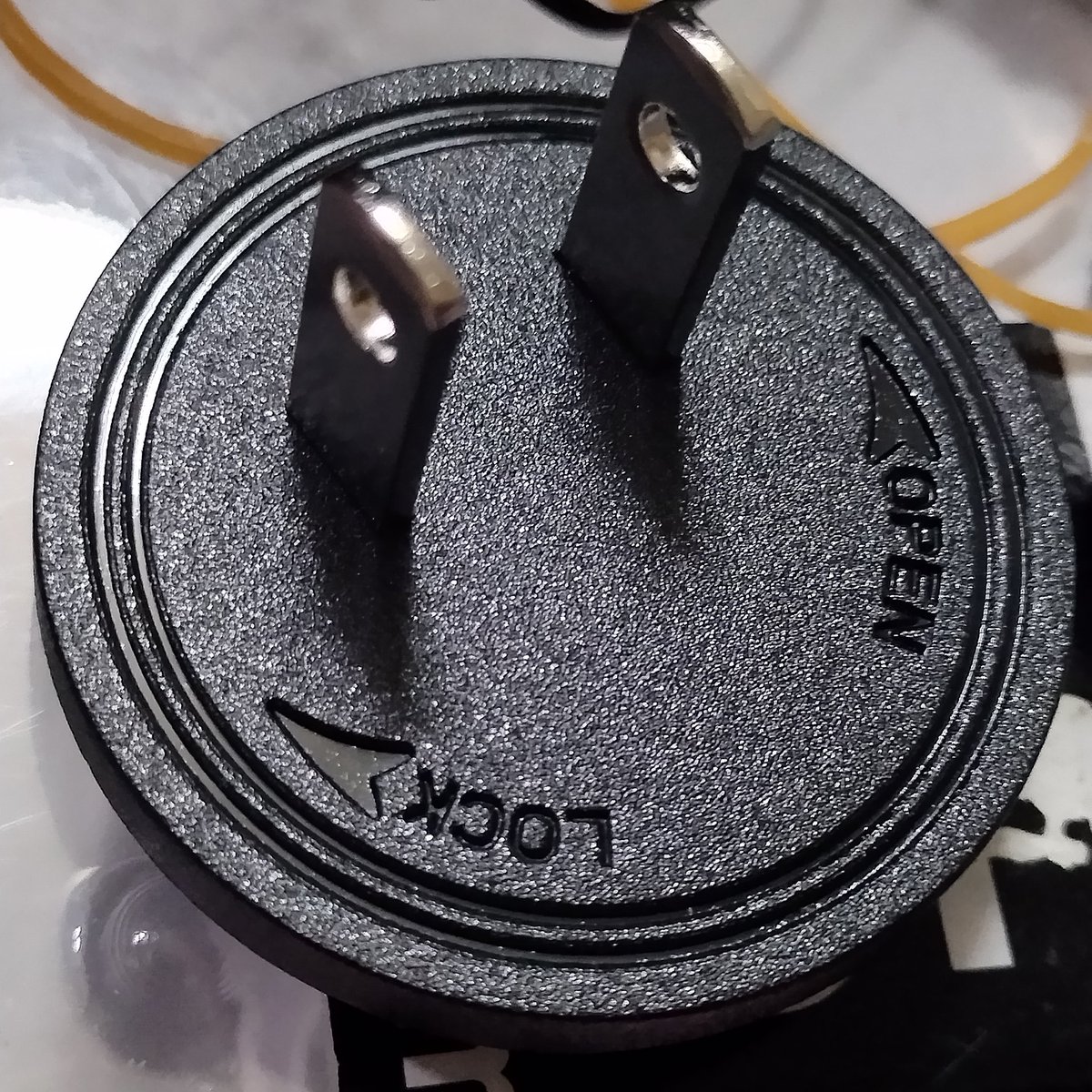 あ、変換プラグ付いてたわ🤣
しょぼい(2A)には違いないから、使わんと思うけど。