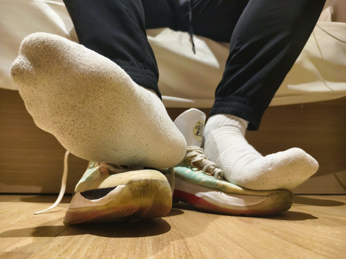 3000粉福利
转发+关注即可参与，老子穿了三天的白袜，脱下来手都有味，真jb臭，看看哪个骚逼幸运能够被爸爸抽中，邮费自理，8月20号晚截止