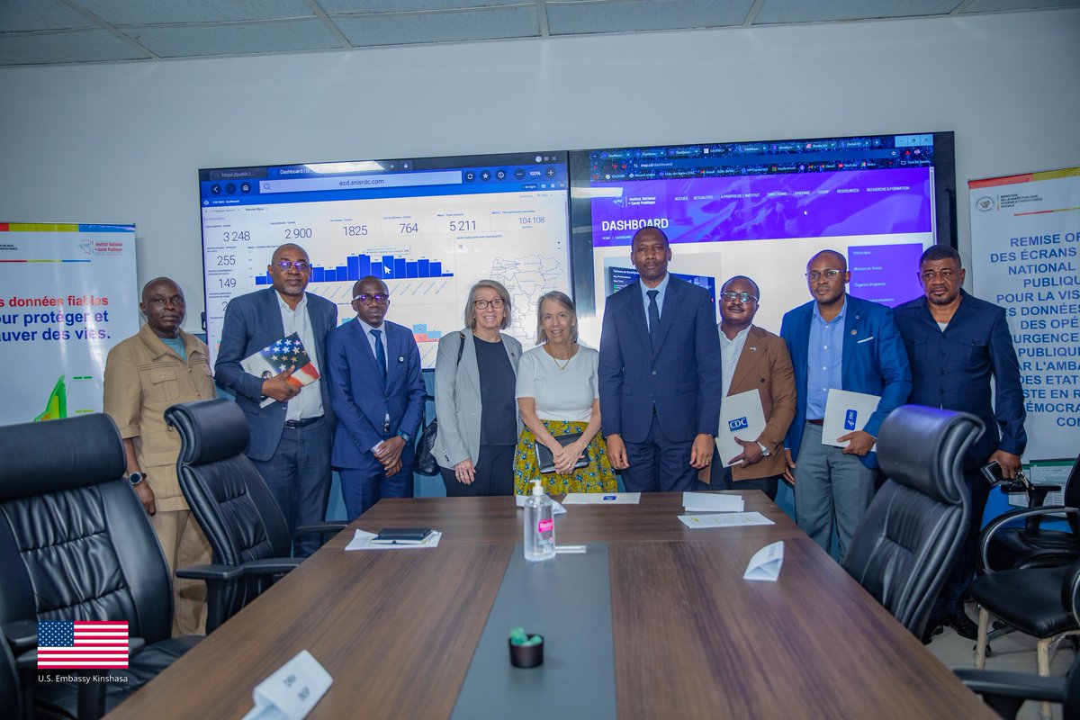 USAmbDRC's tweet image. Les États-Unis, à travers le @CDC, sont fiers de soutenir la République démocratique du Congo dans sa lutte contre les épidémies. Hier, au Centre des Opérations des Urgences de Santé Publique (COUSP), nous avons remis des équipements numériques d’une valeur de plus de 550 000 USD…