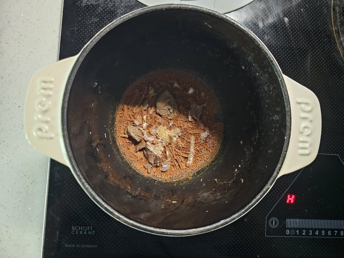 조금 남은 갈비탕 끓여놓으려다가 깜빡해서 다 태웠네🥲
어쩐지 계속 무슨 냄새가 나더라.. 무슨 냄새지?하다가...ㅠ