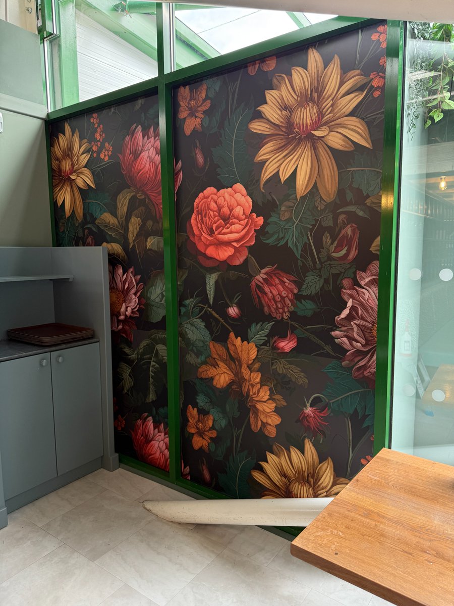 CarlyPressLtd's tweet image. Freshly installed by our large-format team 🌺
These stunning vinyl window graphics add privacy while bringing a burst of colour to the space. Printed at CP HQ and fitted on site for a flawless finished result.

@Monktonelm 
#WindowGraphics #SomersetBusiness #PrintAndDesign
