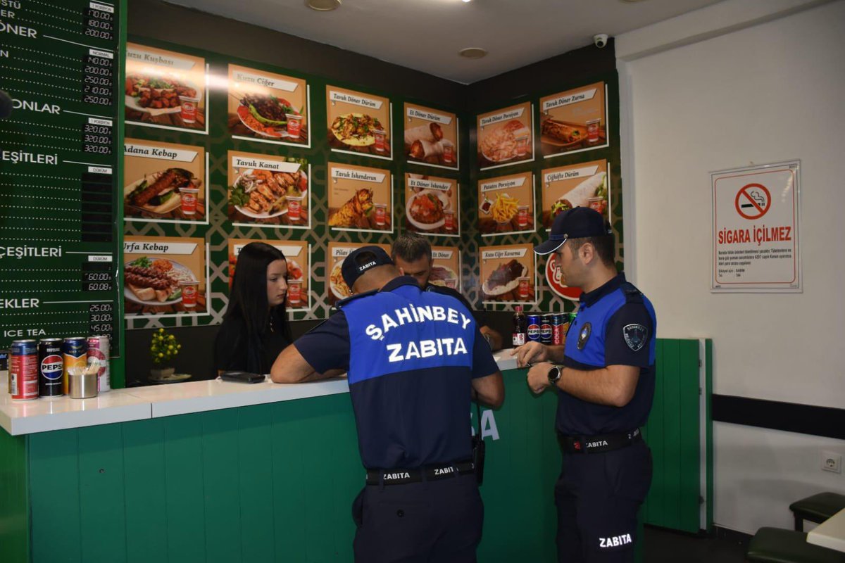 Halkımızın sağlığı her şeyden önemli! 

Zabıta ekiplerimiz; son kullanma tarihi geçmiş ürünleri imalatta kullandığını tespit ettiği bir döner işletmesini 3 gün süreyle faaliyetten men etti.

Denetimlerimizi kararlılıkla sürdüreceğiz.

#Şahinbey #Gaziantep