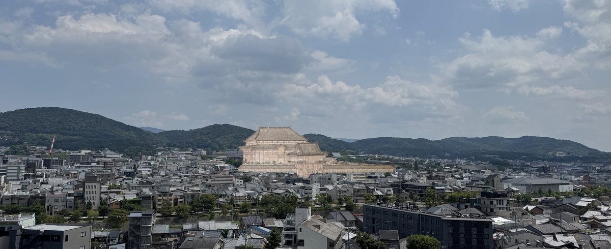 ohsuga_daikan's tweet photo. 五条大橋西詰付近からの東山方向の景観に、伝円山応挙筆「五条橋大仏殿眺望図」に描かれた大仏殿を合成してみた。
ちょっと仁王門が大きすぎるものの、大仏殿は、まあこんな感じでしょうか。
#京の大仏 https://t.co/7dbJTv0tS2