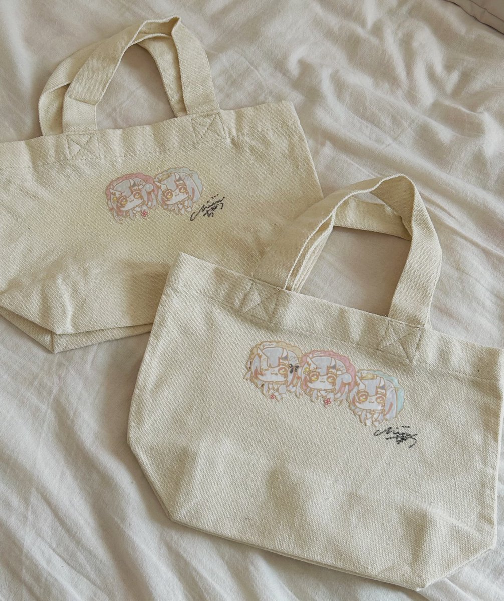 【夏コミ7️⃣】
手持ちサイズのカバンも5つ限定で用意してみますた‼️デザインはこの２つ🌞
以前ツイートしたトートバッグは数増やした🔥
