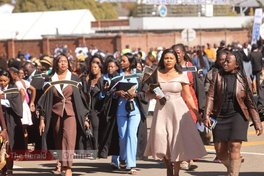 HeraldZimbabwe's tweet photo. The 44th graduation ceremony is running under the theme, "Commercialising Knowledge, Innovation and Entrepreneurial Graduate Towards an Upper Middle Income Economy."
📸: Believe Nyakudjara https://t.co/1wK5oETT4X