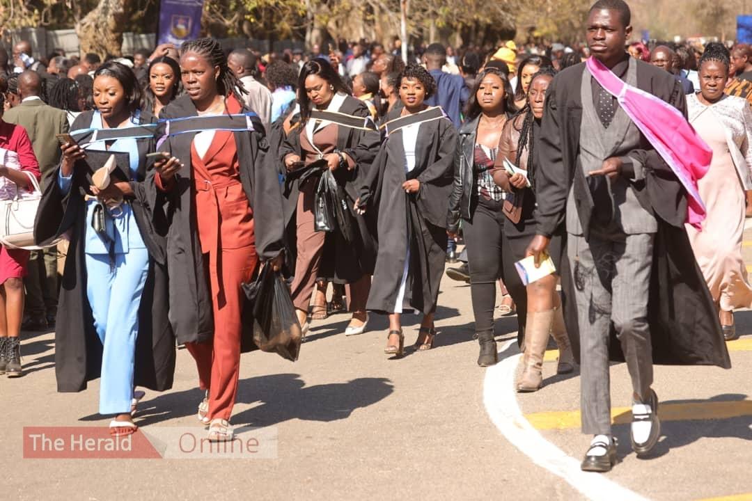 HeraldZimbabwe's tweet photo. The 44th graduation ceremony is running under the theme, "Commercialising Knowledge, Innovation and Entrepreneurial Graduate Towards an Upper Middle Income Economy."
📸: Believe Nyakudjara https://t.co/1wK5oETT4X