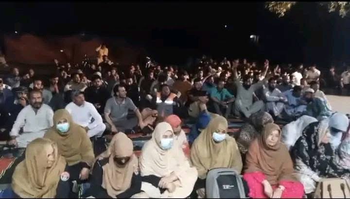 ZeeRaees's tweet photo. دیامر بھاشا ڈیم میں چائنیز سیکیورٹی پر تعینات 
سپیشل پروٹیکشن یونٹ (ایس پی یو) کے جوان احتجاجاً دیامر سے اپنی ڈیوٹی چھوڑ کر گلگت میں جاری دھرنے میں شریک ہوگئے۔ دیامیر بھاشا ڈیم میں سکیورٹی کا خدشہ۔ 
#GilgitBaltistan #Gilgit https://t.co/S6zUvtZkDF