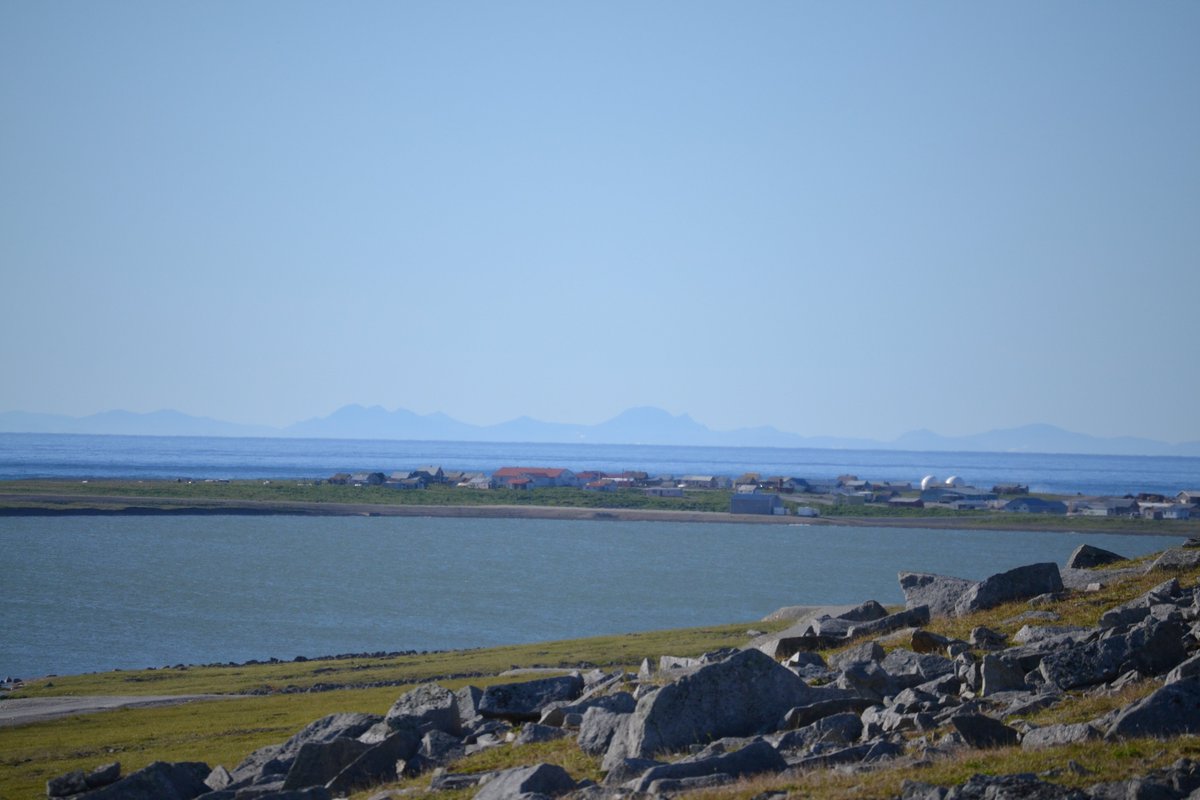 Pillandia's tweet image. The village of Gambell (Alaska, United States of America🇺🇸) in the summer, with Troutman Lake in the foreground and the mountains of Chukotka (Muscovy 🇷🇺) on the horizon.
📷: 2017. 
🌐: 63°45'05.8"N 171°42'00.4"W. 

#Border #Alaska #Siberia #Bering #UnitedStates #Muscovy