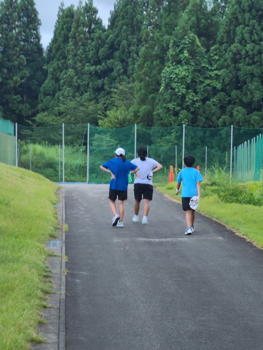 MarineBlueTS's tweet photo. 自分達で「坂ダッシュ勝負ね！！」と言ってさらに追い込む選手たち。
子供たちのパワーってスゴいなぁと思います💦 https://t.co/ahr5SWK5mn