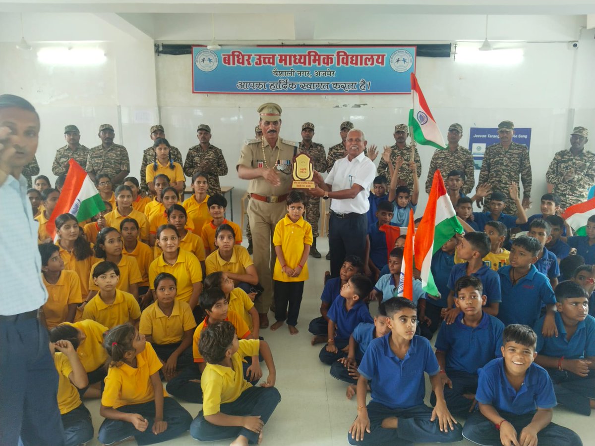 #हर घर  तिरंगा अभियान के तहत आज "बधिर उच्च माघ्यमिक विद्यालय "में समूह केंद्र-के कार्मिको द्वारा बच्चों के साथ स्वतंत्रता दिवस मनाया गया एवं राष्ट्रीय ध्वज एव मिठाई का वितरण कर समर्पण,सेवा, देश भक्ति और अपनापन का संदेश दिया
#HarGharTiranga2025 
<a href="/crpfindia/">🇮🇳CRPF🇮🇳</a> 
<a href="/HqrsCrpf/">Rajasthan sector Hqrs, CRPF</a> <a href="/archana_ips/">Archana</a>