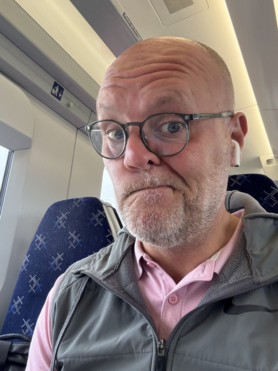 NotFronk's tweet photo. Today is 1 of 3 visits to the capital this weekend!! First up, the delightful and very clever Humanist, @andrewcopson at The Stand “In conversation with Robin Ince”
I just wish that couple opposite would stop trying to eat each other….? https://t.co/BGUDmefKFM