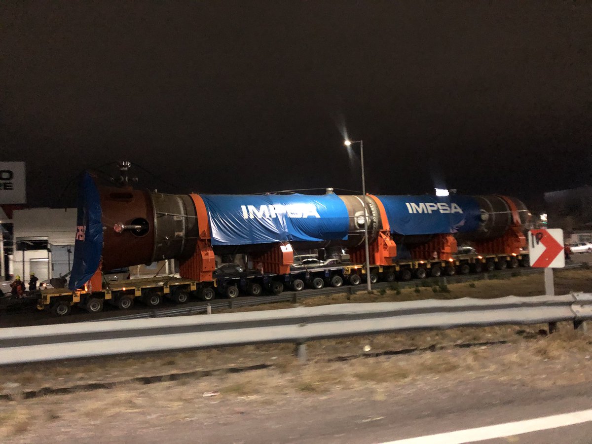 El reactor que IMPSA fabricó para YPF en pleno viaje a la refinería de Luján. Aquí a las 6:10 de hoy en Rodriguez Peña empalmando el acceso sur, en Godoy Cruz. Calles cortadas, parte de la costanera sin luz y sin metrotranvía hasta 19.