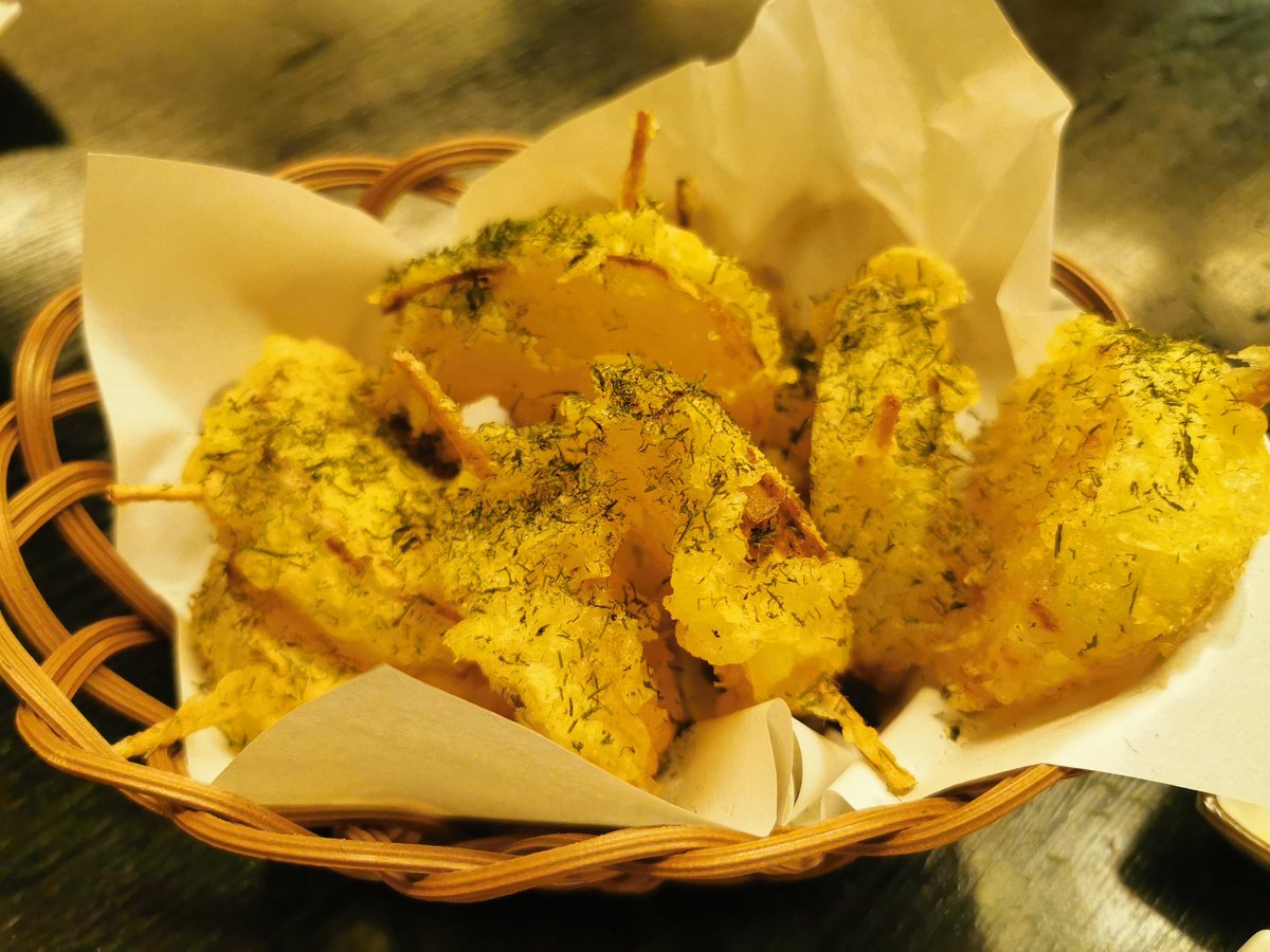 銚子の酒処、時代屋さんで一杯。岩牡蠣で季節を感じたら、チャーシューエッグや淡路島産タマネギフライでビールをグビグビ流し込む。おさえておきたい銚子の居酒屋の名店です。