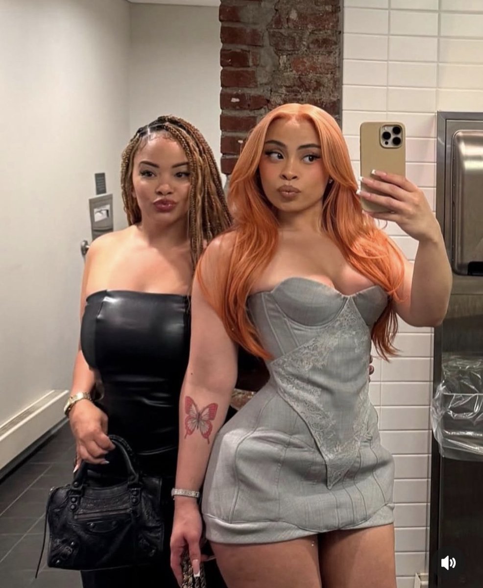 SIRIUSXMTHEHEAT's tweet image. This picture of @icespicee_ and her 43 year old mom is going viral. Can you see why?

#momanddaughter❤️