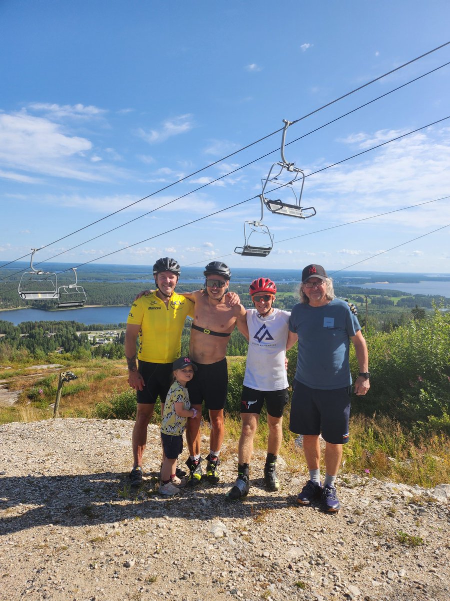 2025 vuoden, järjestyksessään kolmas Karra Trophy rullahiihto suoritettu. 
Mukana odotetusti tiivis ydinryhmä. Apuajajana allekirjoittanut, huoltopäällikkö Eini Luusua, tähtiurheilijat <a href="/AriLuusua/">Ari Luusua</a> ja <a href="/tino_kostaja/">Tino Tiilikainen</a> sekä mentori Sir Pekka Vähäsöyrinki. #hiihto