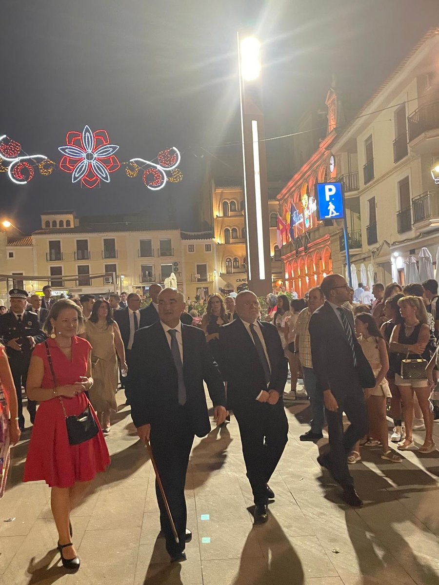 Con el izado de banderas, Villarrobledo comenzó sus fiestas. Acto emblemático, en el que, un año más, hemos tenido el honor de participar.
Desde el <a href="/gobjccm/">Gobierno de Castilla-La Mancha</a>, queremos desear a todos los vecinos y visitantes unas buenas y bonitas fiestas.
#Villarrobledo
#fiestaspopulares